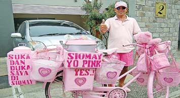 Sriyono Penjual Siomay Pink