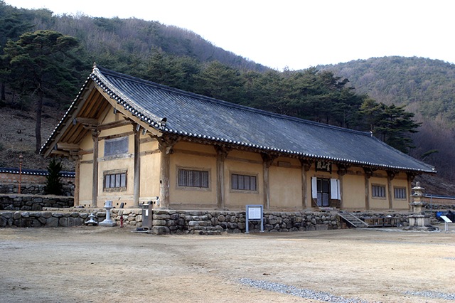 [Yeongcheon Yeongsanjeon Hall at Geojoam Hermitage in Eunhaesa Temple 02[5].jpg]