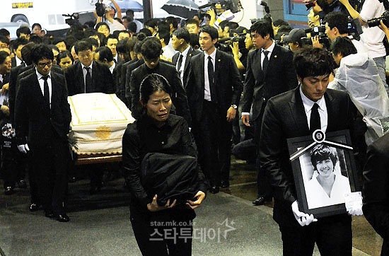 [Park Yong Ha Funeral 03[10].jpg]