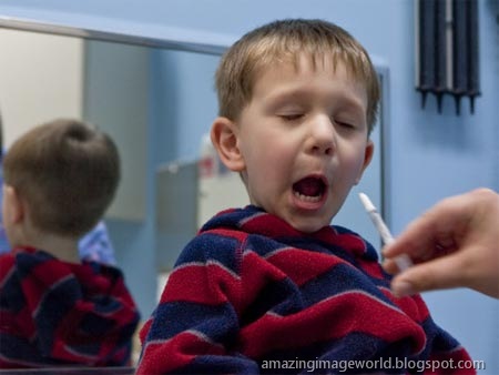 [Three-year-old gets Swine Flu vaccine001[3].jpg]