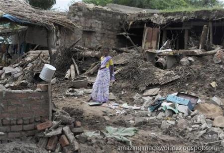 [India's disastrous floods012[3].jpg]