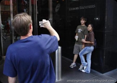 Pedestrians take picture at Lehman Brothers building001