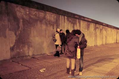Tourists visit Berlin Wall001