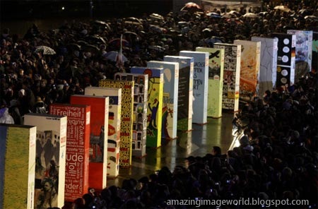[Celebrating fall of the Berlin Wall001[3].jpg]