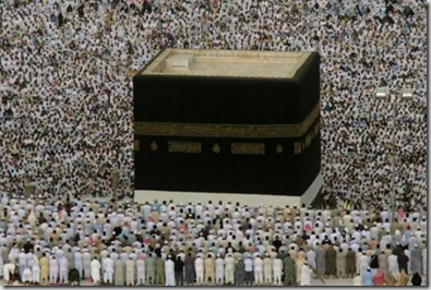 Musulmani in preghiera alla Mecca affluiscono in massa nei pressi della Ka'ba, che custodisce la sacra Pietra nera