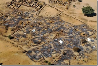 Vista dall’alto dei resti del villaggio bruciato Abu Sourouj, bombardato l’8 febbraio 2008 dall’esercito sudanese nel tentativo di riconquistare il controllo del Darfur occidentale. ©