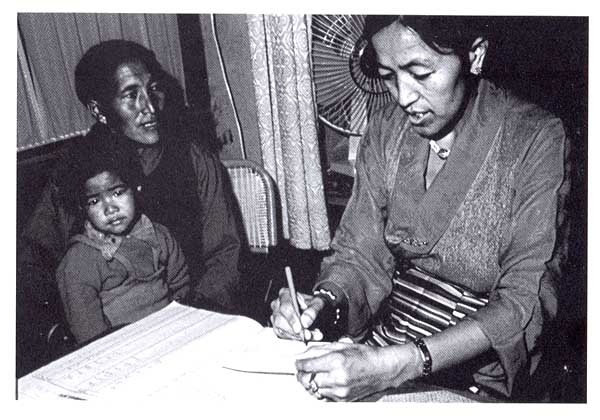 [La dottoressa Lobsang nel suo studio con un piccolo paziente McLeod Ganij 1980[3].jpg]