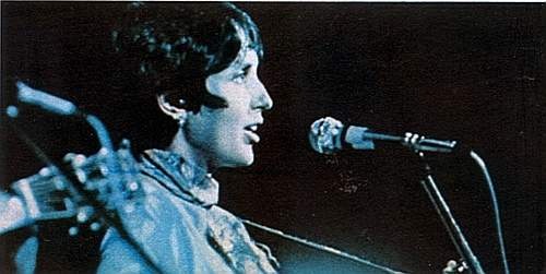 [Joan Baez durante il concerto del 15 agosto 1969 -Arch. Corsera[4].jpg]