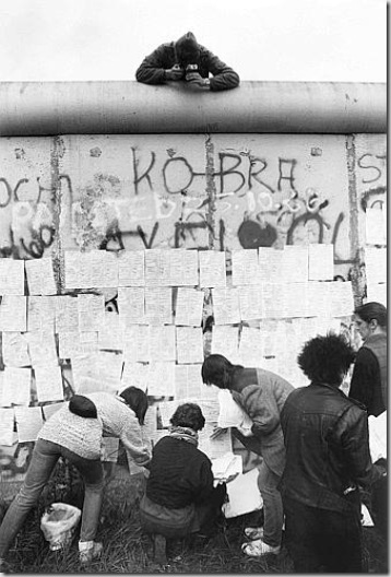 Shachman, Dimostranti appartenenti a varie organizzazioni della sinistra berlinese protestano davanti al Muro, 30 maggio 1987 - © Ullstein Bild - Archivi Alinari