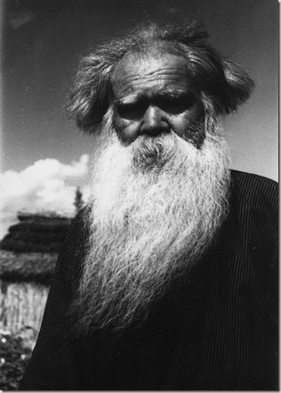 Anziano Ainu, villaggio di Shiraoi, 1940 Anziano Ainu, villaggio di Shiraoi, 1940