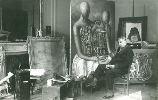 [Giorgio de Chirico davanti le sue opere, 1929 Photo Lipnitzki - Viollet[4].jpg]