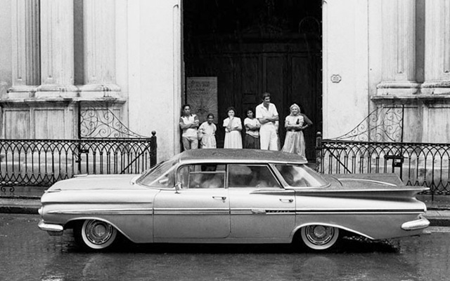 [Ivo Saglietti, Cuba, Habana. La macchina e la pioggia[4].jpg]