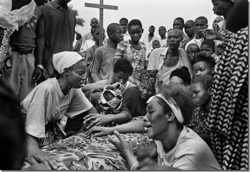 photo by Kadir van Lohuizen / NOOR
Diamond matters 2004
Funeral of a miner. Many miners die, because they drown or sand walls collapse, Mbuij Mayi, DR Congo photo by Kadir van Lohuizen / NOOR
Diamond matters 2004
Funeral of a miner. Many miners die, because they drown or sand walls collapse, Mbuij Mayi, DR Congo