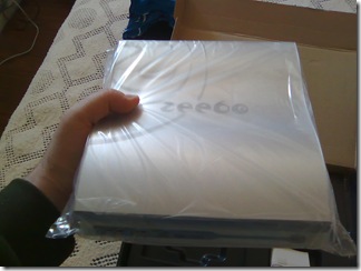 O console na minha mão, menor que o XBox360 e o PS3, mas maior que o Wii e o PS2 Slim.