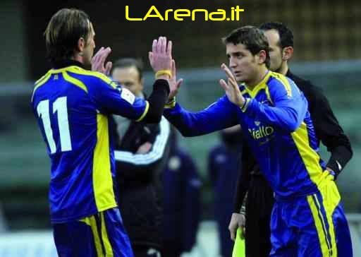HELLAS VERONA - PERGOCREMA: I gialloblù impegnati Domenica a confermare quanto di buono, sul piano del gioco e della volontà, hanno fatto vedere a Padova. I lombardi, che dal canto loro le hanno suonate al PRO PATRIA, viaggiano sulle ali dell'entusiasmo e si presentano al BINTI con un solo punto in meno dell'HELLAS consci di poter portare a casa punti. Gli scaligeri dovranno fare a meno di RANTIER (ricorso respinto e confermati di due turni di stop per lui) e, con la coincidente doppia squalifica anche per GIRARDI, esordiranno con un'inedita coppia di attaccanti: GOMEZ TALEB-TIBONI che ieri ha confessato «Non vedo l'ora di rivivere la magia del gol purtroppo l'infortunio mi ha tagliato le gambe nel momento migliore. Lo so, non sono ancora al cento per cento, ma per ritrovare la condizione devo giocare. Ho tanta voglia, vorrei spaccare il mondo, questo atteggiamento mi darà un po' di forza in più». Bisognerà fare di necessità virtù, anche questo è vero ma non dimentichiamoci che il TIBO è sempre il capocannoniere e rientra vogliosissimo di tornare a segnare mentre il sudamericano, ruotando attorno alla prima punta partendo magari da 7-10 metri dietro, potrebbe fare la differenza grazie alla tecnica e alla velocità di cui è dotato. A centrocampo nulla dovrebbe cambiare ma attenzione perchè uno fra GARZON, BELLAVISTA, CAMPISI e PAROLO potrebbe fare spazio (magari a partita in corso) al nuovo aquisto VANDEROEGHT che sta tornando in condizione e in allenamento ha fatto vedere cose interessanti. In difesa appare ancora sicuro l'impiego di PUGLIESE come terzino sinistro: «Sono molto contento di aver potuto giocare da subito, questo per me è uno stimolo a fare sempre meglio vengo da Monopoli con una carica incredibile, certo di giocarmi l'occasione della vita qui a Verona. Mi sono ambientato subito molto bene, il gruppo è ottimo. I playoff? Noi ci crediamo, lotteremo fino all'ultimo per guadagnarceli. Un tifoso mi ha chiesto, se dovessi segnare un gol, di correre sotto la curva: magari, sarebbe bellissimo». I prossimi avversari, guidati da mister PIANTONI, dovranno quasi certamente rinunciare al difensore centrale GHIDOTTI ancora febbricitante. Il PERGOCREMA non ha nomi di spicco a parte il portiere BRIVIO (che recentemente fa però il secondo ma è un ex VICENZA, NAPOLI e GENOA e con il LaneRossi ha vinto anche una coppa italia nel campionato '96-'97) ma può contare su un collettivo di sicuro rispetto con BRAMBILLA (ex Bologna e Torino), QUARESMINI e BONAZZI su tutti; occhio però anche a TARALLO autore della doppietta che nell'ultimo turno ha steso la PRO PATRIA. All'andata finì così e fu una partita che fece incavolare molti visto che il VERONA si prese almeno un tempo di 'ferie' non autorizzate. Prima di iniziare la gara sarà osservato un minuto di silenzio in onore della madre del tecnico avversario