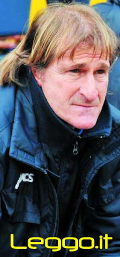 Contro il RAVENNA si torna all'antico? Alla 24^ giornata mister REMONDINA potrebbe fare di necessità virtù e schierare gli scaligeri con il suo 'pallino' tattico che aveva cercato di proporre ad inizio stagione e cioè il 4-3-3 (caro fra l'altro anche al diesse FICCADENTI come volentieri ricordiamo). La contemporanea assenza di GIRARDI che dovrà scontare la seconda giornata di squalifica, di SCAPINI che recupera 'velocemente' però a RAVENNA potrebbe ancora non essere nemmeno in panca anche se si valuterà in settimana, ma sopratutto di PAROLO (fermato per somma di ammonizioni), potrebbe invogliare 'REMONDIEU' a riproporre uno schema tattico temporaneamente accantonato, ma non bocciato, per caratteristiche tecniche dei suoi uomini. Contro i romagnoli le peculiarità dei giocatori a disposizione richiama fortemente il 4-3-3 schierando la 'solita' difesa con CAMPAGNA (fresco di convocazione azzurra) a destra al posto dello squalificato MANCINELLI, centrocampo a 3 formato da sinistra a destra da CAMPISI, BELLAVISTA e GARZON con RANTIER e GOMEZ TALEB a far da 'ali' esterne, rispettivamente a sinistra e a destra, cercando di suggerire qualche assist all'ariete centrale TIBONI. Messa così la soluzione parrebbe molto interessante: il neoacquisto francese è un esterno sinistro offensivo naturale così come lo è il sudamericano dalla parte opposta, i mezzi tecnici di entrambi sono quasi un lusso per la C ed un centrocampo di quantità potrebbe garantire il necessario equilibrio alla squadra... Rimane da vedere la condizione psico-fisica di TIBONI che recuperando da un infortunio appare ancora in cerca di se stesso ma nel suo caso, invero, la scelta è praticamente obbligata; a meno che... A meno che il mister non sorprenda un po' tutti dando fiducia ad ANACLERIO schierandolo come trequartista centrale dietro RANTIER (o GOMEZ) e TIBONI ma l'ex BARI e PERUGIA si sta allenando in gruppo solo da due giorni e la sua condizione sarebbe da valutare con attenzione