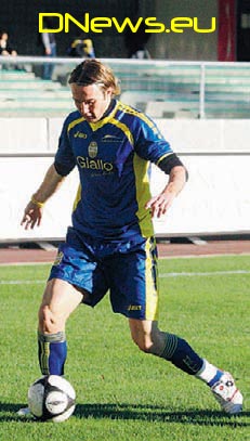 HELLAS VERONA-PRO SESTO: Domani ennesimo 'match-svolta' per gli scaligeri. GIRARDI ancora fuori, RANTIER in forte dubbio tocca a TIBONI-SCAPINI... HELLAS VERONA-PRO SESTO: Domani una partita importante per gli scaligeri. Il dubbio più forte è quello su RANTIER, uscito anzitempo contro il PORTOSUMMAGA Domenica scorsa a causa di un doloroso risentimento dato da una pubalgia che il francese si porta dietro da tempo. Julien non si allena regolarmente, è condizionato dal dolore e non ha preso parte alla partitella contro la formazione Beretti di mister ZARATTONI (troppo alto il rischio per l'ex PIACENZA). Appare improbabile un suo impiego contro i biancocelesti e d'altra parte anche GIRARDI è fuori causa ma fortunatamente TIBONI e SCAPINI sembrano aver recuperato buona parte dello smalto che i rispettivi infortuni aveva fatto loro perdere... Ora manca solo il gol che, ne sono sicuro, arriverà per almeno uno di loro Domenica prossima: forza ragazzi il 'popolo gialloblù' vi spingerà dagli spalti! La formazione più probabile, contando sul rientro di BERGAMELLI dopo aver scontato la giornata di squalifica e la forzata assenza di MANCINELLI operato in settimana, sarà formata da Rafael, CAMPAGNA,CECCARELLI, BERGAMELLI, PUGLIESE, Garzon, Bellavista, CAMPISI, PAROLO, TIBONI e SCAPINI
