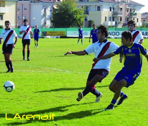 REGGIANA-HELLAS VERONA: Non positivo lo score gialloblù al 'Giglio' di Reggio Emilia, in 31 incontri il VERONA ha perso 13 volte e vinto solo 5 per cui, volendo mantenere la striscia positiva che dura da quasi sette mesi, l'HELLAS dovrà lottare anche contro la tradizione. Ricordo la partita della stagione scorsa (la ascoltai dalle cuffiette al teatro di Nogara dove avevo una rappresentazione teatrale in quella Domenica sera) quando riuscimmo a salvare le penne ma al prezzo di una partita tiratissima che ci vide costantemente sotto e spesso in balia degli avversari (meglio le cose andarono al BINTI grazie a RANTIER e PAROLO, quando agli emiliani rubarono pure il pulmann con le casacche di gioco!)... Stavolta però si arriva a questa sfida in maniera diversa: gli scaligeri sono in prepotente ascesa al secondo posto in classifica forti di 18 punti conquistati grazie ai 12 gol fatti e sopratutto grazie ad un reparto difensivo al quale è molto difficile segnare... Mentre la squadra di Reggio Emilia ha fatto si vedere buone cose davanti (5 a 2 contro il COSENZA) ma ha anche palesato qualche problema di troppo dietro (solo con CAVESE in casa e TARANTO fuori non ha preso almeno un gol). Dovranno essere bravi i paladini gialloblù ad approfittarne...