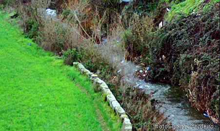 Foto tirada por cima da ponte local dos lavadouros.