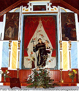 Altar mor da capela de Santo António com a figura do Santo padroeiro restaurada por fieis devotos