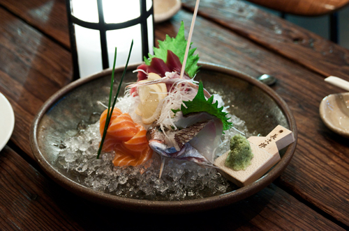 Salmon, tuna, and Spanish mackerel sashimi served on ice