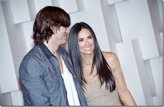 ashton-kutcher-e-demi-moore-chegam-para-desfile-da-colcci-30012011-1296430388960_540x350
