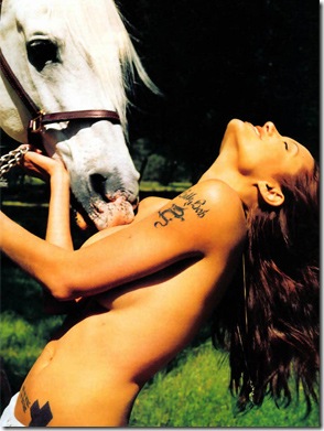 angelina-jolie-nua-cavalo