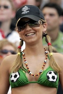 [Praguay football chick[2].jpg]