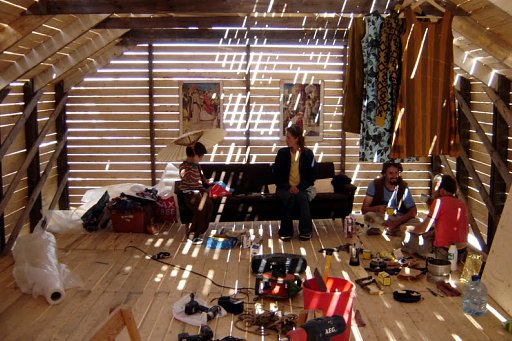 抜き出された屋根裏。(Public Attic)