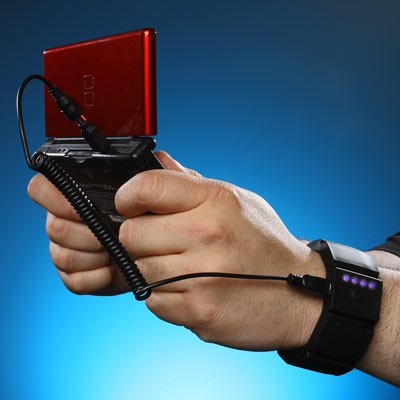 もっと遊べる、もっと話せる腕時計形サブバッテリー(Universal Gadget Wrist Charger)