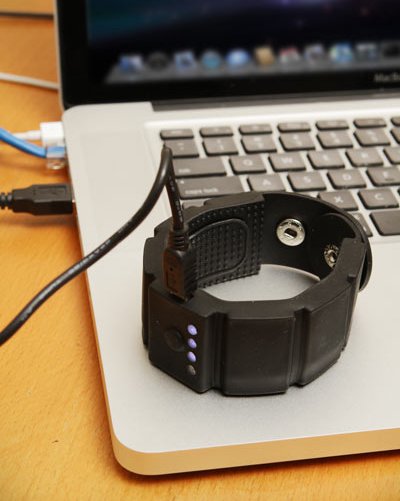 もっと遊べる、もっと話せる腕時計形サブバッテリー(Universal Gadget Wrist Charger) もっと遊べる、もっと話せる腕時計形サブバッテリー(Universal Gadget Wrist Charger)