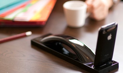 家や仕事場でiPhone置き場になるレトロスタイル通話器(Moshi Moshi MMo3i) 家や仕事場でiPhone置き場になるレトロスタイル通話器(Moshi Moshi MMo3i)