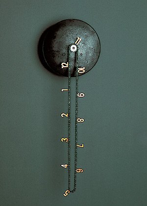時のサイクルを視覚的に訴えるチェーン時計(catena)