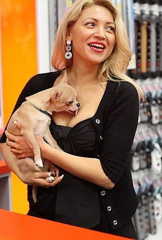 [dog_cleavage_kiss_20100305_1291177901[3].jpg]