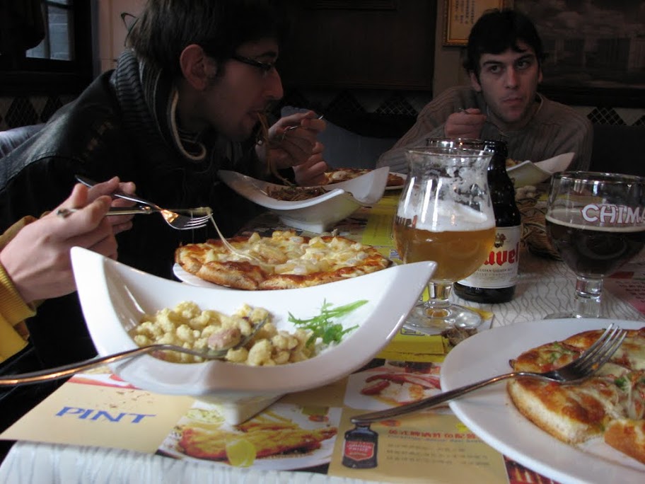Le repas: pizzas et carbo. Le repas: pizzas et carbo.