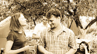 Елена рассказывает мужу о том, как ему правильно, быстро и качественно необходимо разжечь костер