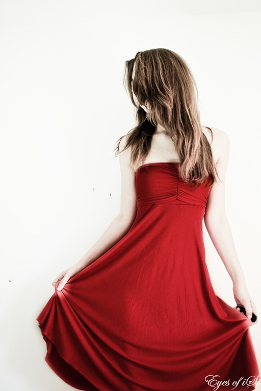 Eyes-of-iSi-Rotes-Kleid