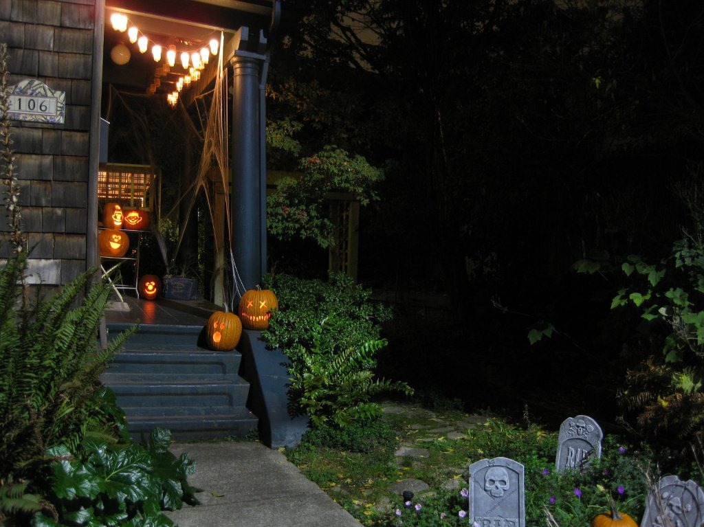 [halloween house[7].jpg]