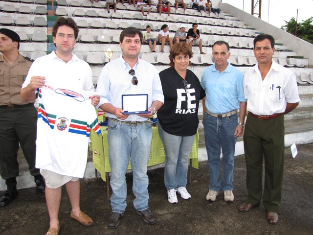 [Lembrança ao homenageado entregue aos filhos[6].jpg]