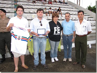 Lembrança ao homenageado entregue aos filhos