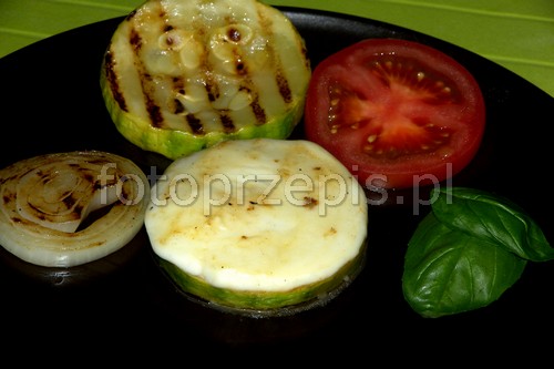 Grillowana cukinia kanapka z pomidorem, cebulą i mozzarellą kuchnia wloska kuchnia wegetarianska grill przepis foto Grillowana cukinia kanapka z pomidorem, cebulą i mozzarellą kuchnia wloska kuchnia wegetarianska grill przepis foto