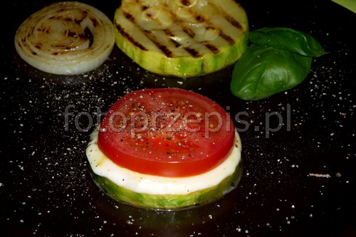 Grillowana cukinia kanapka z pomidorem, cebulą i mozzarellą kuchnia wloska kuchnia wegetarianska grill przepis foto Grillowana cukinia kanapka z pomidorem, cebulą i mozzarellą kuchnia wloska kuchnia wegetarianska grill przepis foto