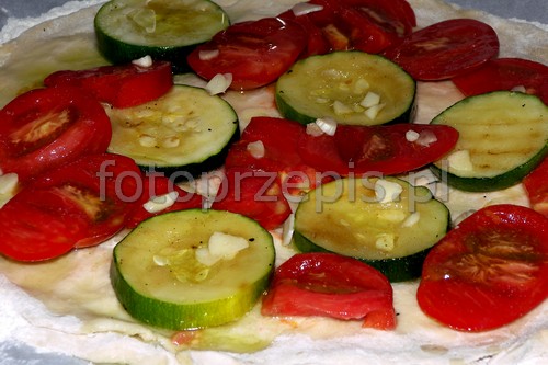 Pizza z grillowaną cukinią i pomidorami kuchnia wloska kuchnia europejska przepis foto Pizza z grillowaną cukinią i pomidorami kuchnia wloska kuchnia europejska przepis foto