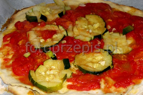 Pizza z grillowaną cukinią i pomidorami kuchnia wloska kuchnia europejska przepis foto Pizza z grillowaną cukinią i pomidorami kuchnia wloska kuchnia europejska przepis foto