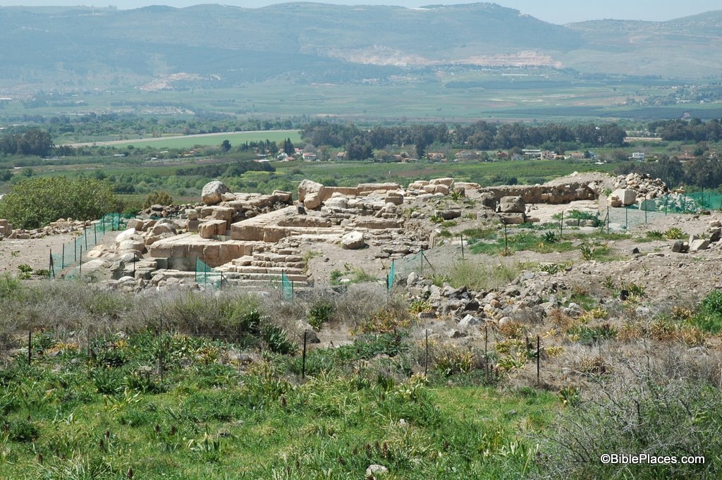 [Omrit temple from east, tb032905151[3].jpg]