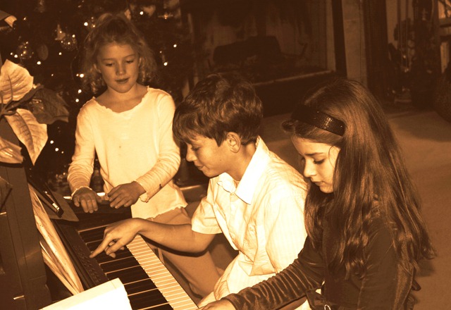 [kids at piano[4].jpg]