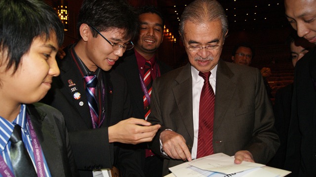 [Presenting the Voices of the Youth Report to Tun Abdullah[4].jpg]