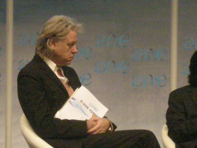 [Sir Bob Geldof with the Malaysian Youth Report[4].jpg]