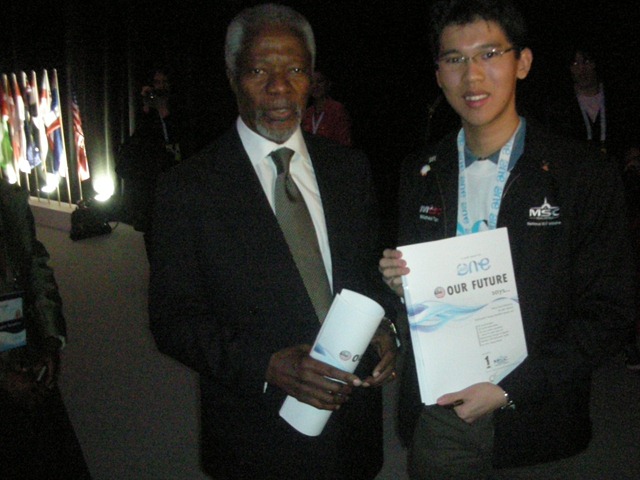 [Kofi Annan with the Malaysia Youth Report[4].jpg]