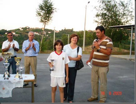 Diogo Batista recebe o troféu da equipa vencedora do jogo amigável